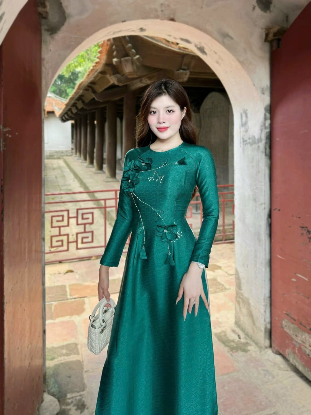 Hoa vải nổi ngực trái, nhánh đính đá chạy xuống chùm hoa eo